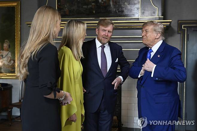 트럼프 맞이하는 네덜란드 왕실 (헤이그 AP=연합뉴스) 도널드 트럼프 미 대통령(우)이 24일(현지시간) 네덜란드 헤이그 하우스텐보스궁에서 열린 빌럼 알렉산더르 국왕 주최 만찬에 참석하고 있다. 2025.6.24 photo@yna.co.kr [재판매 및 DB 금지]