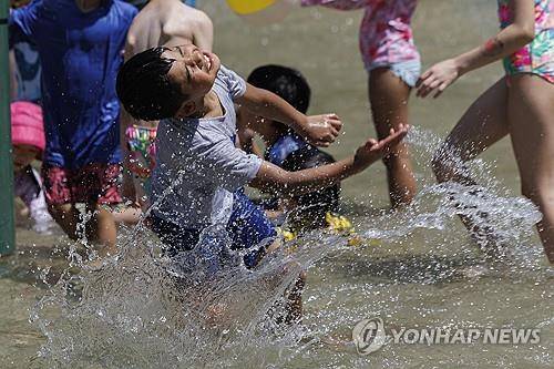 보스턴 커먼 공원에서 물놀이하는 어린이들 [보스턴 EPA=연합뉴스. 재판매 및 DB 금지]