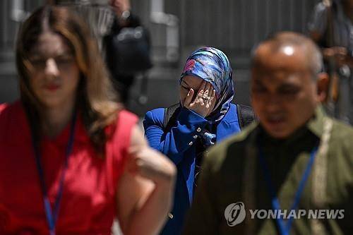폭염경보 속 뉴욕시 맨해튼 거리의 행인 [뉴욕 AFP=연합뉴스. 재판매 및 DB 금지]