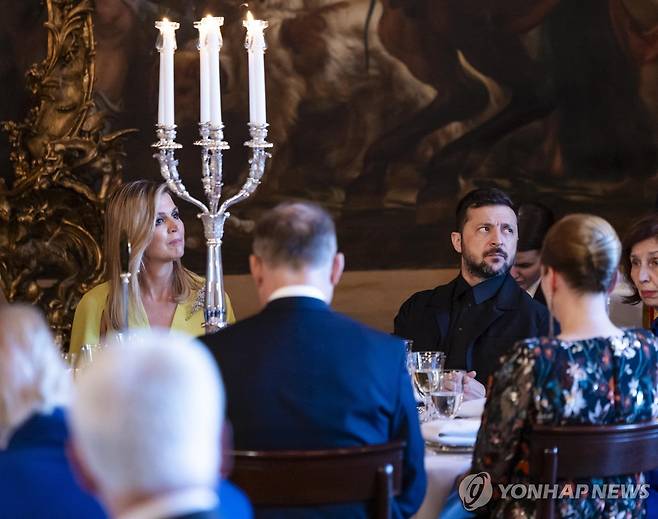 환영만찬 참석한 젤렌스키 우크라이나 대통령(오른쪽) [헤이그 EPA=연합뉴스. 재판매 및 DB 금지]