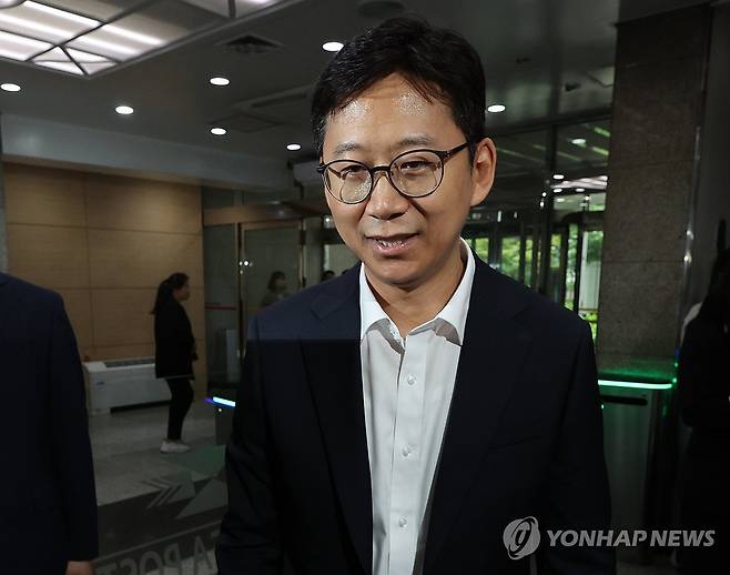사무실 향하는 배경훈 후보자 (서울=연합뉴스) 서명곤 기자 = 배경훈 과학기술정보통신부 장관 후보자가 24일 서울 종로구 광화문우체국에 마련된 인사청문회 준비 사무실로 출근하고 있다. 2025.6.24 seephoto@yna.co.kr