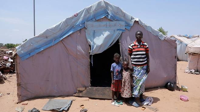 카메룬 최북단주 야구아의 실향민 텐트촌에서 생활하는 우르바 라셸(46) 씨 (야구아<카메룬>=연합뉴스) 전석우 기자 = 지난 12일(현지시간) 카메룬 최북단주 야구아의 국내 실향민 텐트촌에서 생활하는 우르바 라셸(46) 씨. 2025.6.25 jujitsusw@yna.co.kr