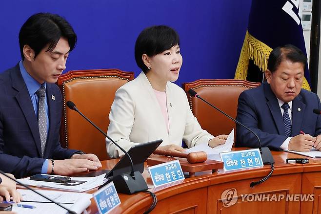 발언하는 전현희 최고위원 (서울=연합뉴스) 김주성 기자 = 더불어민주당 전현희 최고위원이 25일 서울 여의도 국회에서 열린 최고위원회의에서 발언하고 있다. 2025.6.25 utzza@yna.co.kr