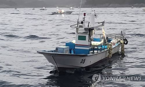 조업 중인 소형어선 [연합뉴스 자료사진]