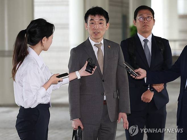 취재진 질문에 답하는 이하상 변호사 (서울=연합뉴스) 김성민 기자 = 김용현 전 국방부장관에 대한 구속영장 심문이 진행된 25일 서초구 서울중앙지방법원에서 김 전 장관의 변호인인 이하상 변호사가 취재진 질문에 답하고 있다. 2025.6.25 ksm7976@yna.co.kr