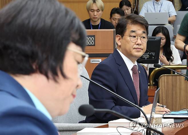 국무총리 인사청문특위 여야 간사 '신경전' (서울=연합뉴스) 김주형 기자 = 18일 국회에서 열린 국무총리 임명 동의에 관한 인사청문특별위원회 회의에 야당 간사로 선임된 배준영 의원(오른쪽)과 여당 간사로 선임된 더불어민주당 소속 김현 의원이 참석해 있다. 2025.6.18 kjhpress@yna.co.kr