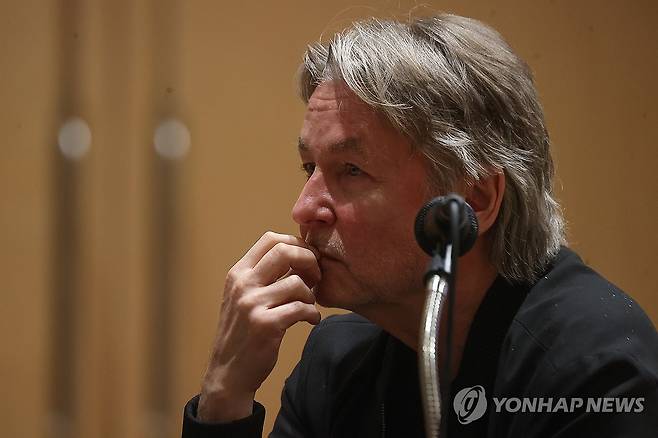 인사말하는 에사페카 살로넨 지휘자 (서울=연합뉴스) 류효림 기자 = 에사페카 살로넨 지휘자가 25일 서울 서초구 서울문화예술교육센터서초에서 열린 '에사페카 살로넨 & 뉴욕 필하모닉 with 크리스티안 짐머만' 공연 기자간담회에서 인사말을 하고 있다. 2025.6.25 ryousanta@yna.co.kr