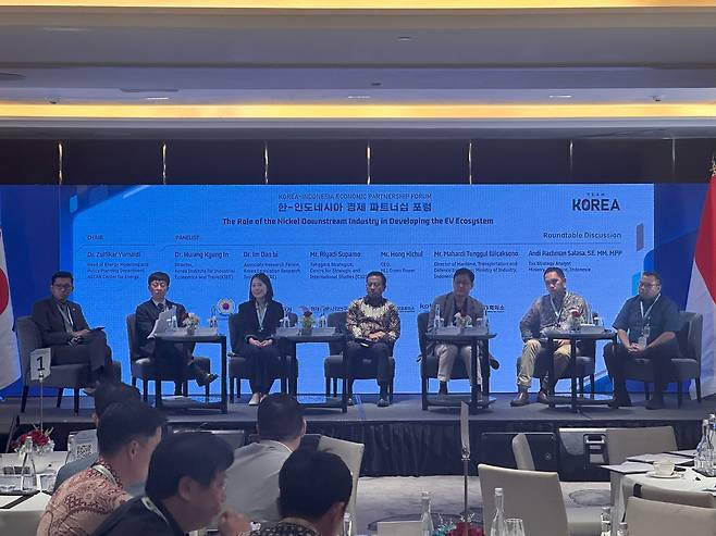 한-인도네시아 경제 파트너십 포럼 24일 인도네시아 자카르타에서 열린 한-인도네시아 경제 파트너십 포럼에서 토론자들이 무대에서 이야기 하고 있다.
[산업연구원 제공. 재판매 및 DB 금지]