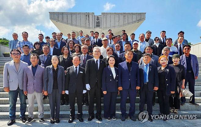 광주 5·18 민주묘지 참배하는 송영길 대표 (광주=연합뉴스) 소나무당 송영길 대표가 25일 오후 광주 북구 국립 5·18 민주묘지에서 참배를 마친 뒤 당 관계자들과 기념사진을 찍고 있다. 2025.6.25 [소나무당 제공. 재판매 및 DB 금지] daum@yna.co.kr