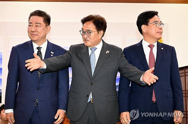 여야 원내대표, 우원식 국회의장과 회동 (서울=연합뉴스) 김주형 기자 = 우원식 국회의장과 여야 원내대표들이 지난 24일 국회에서 추가경정예산안 처리를 위한 본회의 개최 일정과 상임위원장 재배분 문제 등을 논의하기 위해 회동하고 있다.
    왼쪽부터 더불어민주당 김병기 당 대표 직무대행 겸 원내대표, 우원식 국회의장, 국민의힘 송언석 원내대표. 2025.6.24 [공동취재] kjhpress@yna.co.kr