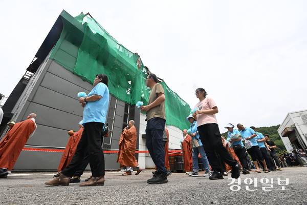 24일 오전 화성시 전곡리 아리셀 참사 화재현장에서 ‘아리셀 참사 1주기 현장 추모 위령제’가 진행되고 있다. 2025.6.24 /최은성기자 ces7198@kyeongin.com