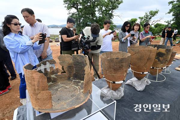 26일 김포시 대곶면 신안리에서 신석기 시대 주거 유적지 발굴조사 현장 설명회가 진행되고 있다. 2025.6.26 /최은성기자 ces7198@kyeongin.com