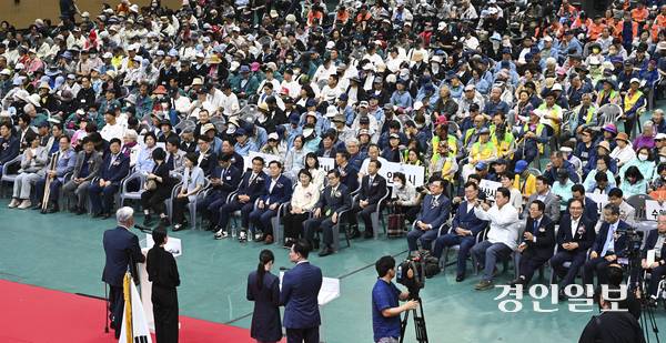 18일 오전 수원시 장안구 수원종합운동장 실내체육관에서 ‘제35회 장애인의 날 기념식 및 제30회 경기도장애인축제한마당’이 열리고 있다. 2025.6.18 /이지훈기자 jhlee@kyeongin.com
