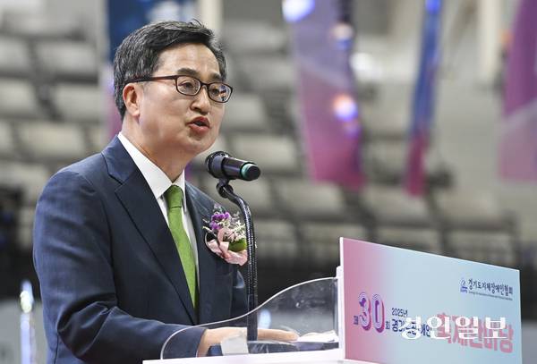 18일 ‘제35회 장애인의 날 기념식 및 제30회 경기도장애인축제한마당’이 열린 수원시 장안구 수원종합운동장 실내체육관에서 김동연 경기도지사가 축사를 하고 있다. 2025.6.18 /이지훈기자 jhlee@kyeongin.com