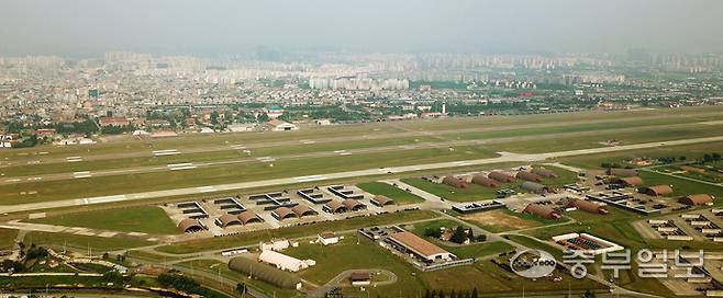 군공항 너머로 수원시내 모습이 보이고 있다. 중부일보 DB
