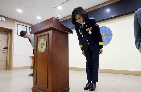 지난달 28일 공식 사과하는 강은미 경기 화성동탄경찰서장. [사진=연합뉴스]