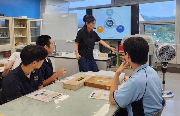 26일 국립과천과학관에서 열린 공동교육과정 '융합과학 탐구 수업'에서 학생들이 전문 강사진의 수업을 듣고 있다.