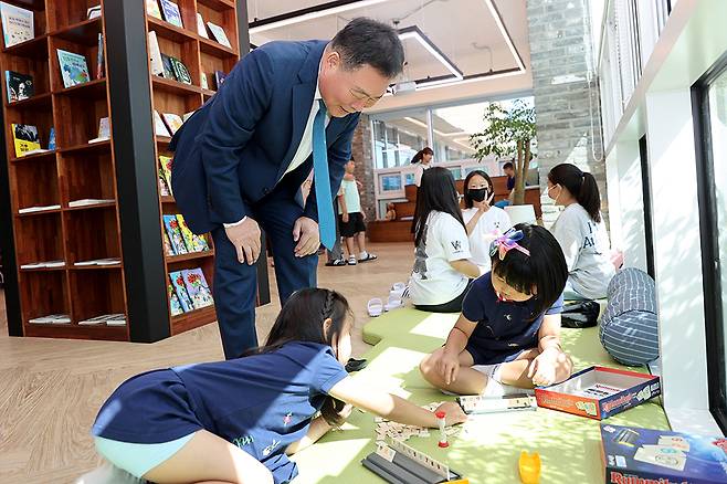 무안 환경클린센터 도서관을 방문한 김산 군수가 아이들의 활동을 격려하고 있다.