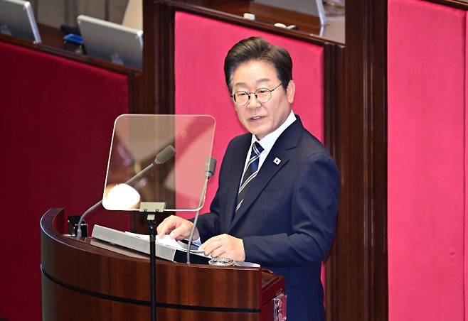 시정연설하는 이재명 대통령이재명 대통령이 26일 서울 여의도 국회 본회의장에서 정부의 2차 추가경정예산안 제출과 관련해 첫 시정연설을 하고 있다./연합뉴스