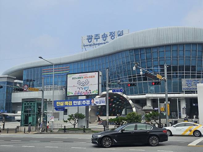 이재명 대통령이 광주 민간·군 통합공항 이전 문제 해결을 위한 대통령 직속 TF 구성을 약속하면서 지역 부동산 시장이 들썩이고 있다. 사진은 26일 광주송정역 일대. /김다란 기자 kdr@namdonews.com