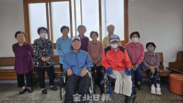 사무실에 모인 호국용사촌 주민들. 김문경 기자