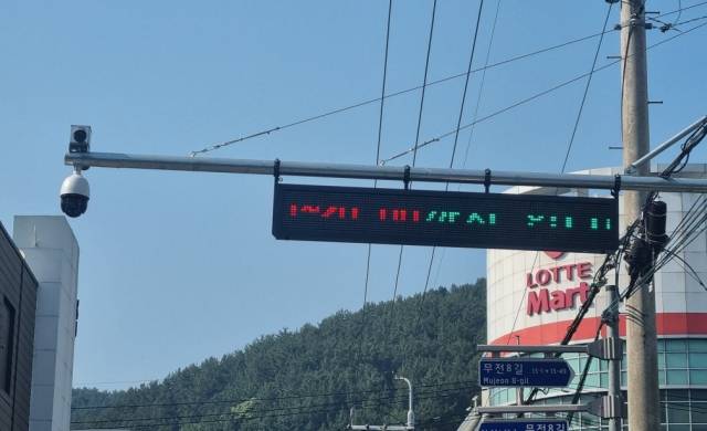 통영시가 극심한 경기 침체로 생계에 어려움을 겪고 있는 지역 소상공인과 지역을 찾는 관광객 주차 편의를 위해 오는 28일부터 주말과 공휴일 불법 주·정차 CCTV 단속을 한시적으로 완화한다. 통영시 제공