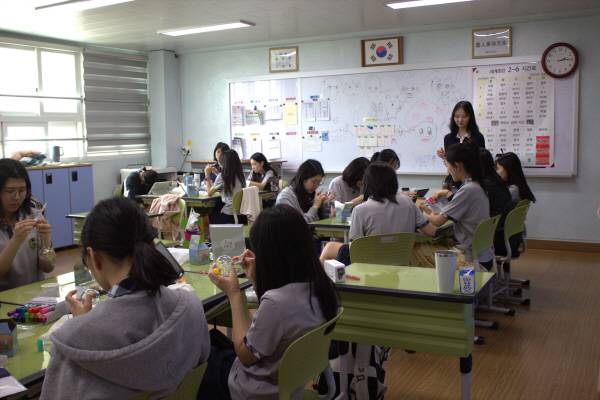 포항중앙여고 세계시민반 동아리 학생들이 동아리 시간에 일본의 후우링 장식 만들기에 참여하고 있다.