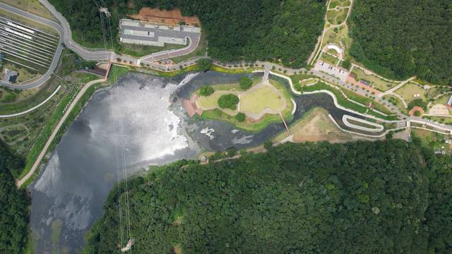 서리지는 밤 산책도 가능한 수변생태공원이다. 휴식공간이 다양하고, 파고라가 풍부하여 함께 오기에 적합한 도심힐링명소이다. 서리지 홍보 영상 캡처.