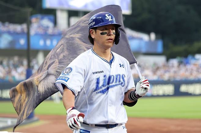 26일 오후 6시30분 대구 삼성라이온즈파크에서 열린 '2025 신한 SOL 뱅크 KBO리그' 삼성 라이온즈와 한화 이글스 경기에서 강민호가 홈런을 친 후 세레머니 중이다. <삼성 라이온즈 제공>