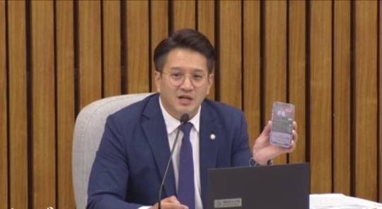 전용기 더불어민주당 의원이 어제(25일) 김민석 총리 후보자 청문회에서 청문위원인 주진우 국민의힘 의원의 유튜브 화면을 보여주며 비판하고 있다.