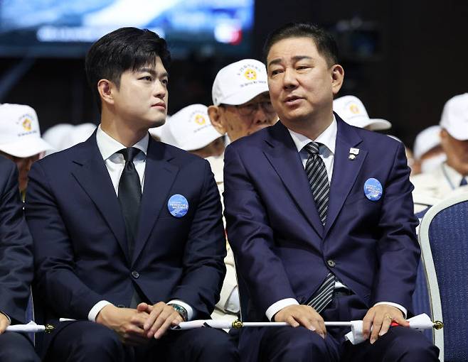 더불어민주당 김병기 당 대표 직무대행 겸 원내대표(오른쪽)와 국민의힘 김용태 비상대책위원장이 25일 대전컨벤션센터에서 열린 6·25전쟁 75주년 행사에 참석해 있다.(사진=연합뉴스)