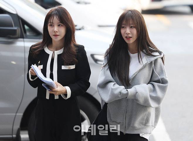 가로세로연구소 대표 김세의씨를 협박 등의 혐의로 고소한 ‘1000만 유튜버’ 쯔양(오른쪽)씨와 그의 법률대리인 김태연 태연법률사무소 대표변호사가 지난 4월 16일 조사를 위해 서울 강남구 강남경찰서로 출석하고 있다. (사진=연합뉴스)