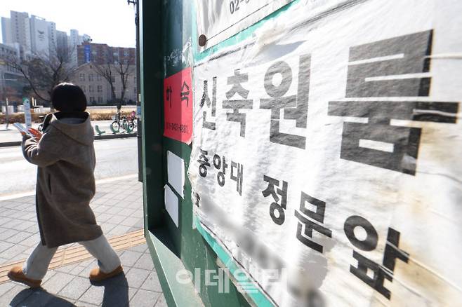 [이데일리 이영훈 기자]서울 한 대학가 인근 알림판에 월세 세입자를 구하는 게시물이 부착되어 있다.