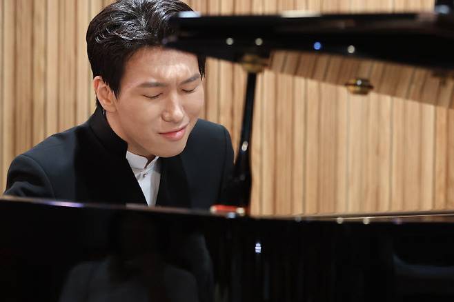 피아니스트 김세현이 26일 서울 종로구 세종문화회관 서클홀에서 열린 기자간담회에서 피아노 연주를 하고 있다. (사진=연합뉴스)