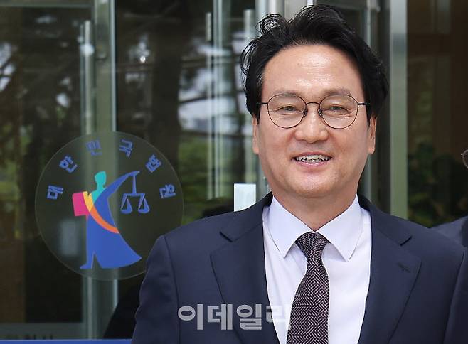 명예훼손 등 혐의로 기소된 안민석 더불어민주당 국회의원이 지난 4월 23일 경기도 수원지방법원에서 열린 첫 공판을 마친 뒤 취재진의 질문에 답하고 있다. 안의원은 지난 2016~2017년 각종 방송 매체 등에서 확인되지 않은 사실을 발언해 국정농단 사건에 비선실세로 알려졌던 최서원(개명 전 최순실)씨의 명예를 훼손한 혐의로 재판에 넘겨졌다. (사진=공동취재단)