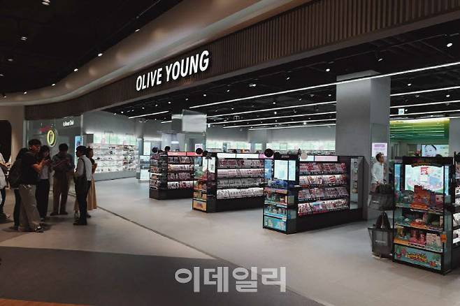 스타필드 마켓 킨텍스점내 올리브영 매장. 기존대비 면적이 대폭 커졌다. (사진=김정유 기자)