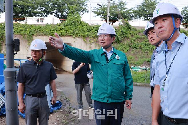 이상일 용인특례시장이 지난 23일 구성역 5번출구를 방문해 신수로 밑 통로박스 등 보행자 동선을 확인하고 있다.(사진=용인시)