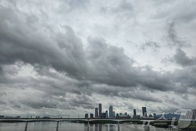 22일 서울 마포구 양화대교에서 바라본 여의도 국회의사당 방면 한강에 비구름이 가득하다. 2024.7.22/뉴스1 ⓒ News1 황덕현 기후환경전문기자