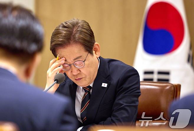 이재명 대통령이 9일 서울 용산구 대통령실 청사에서 열린 비상경제점검 TF 2차 회의에서 생각에 잠겨 있다. (대통령실 제공. 재판매 및 DB 금지) 2025.6.9/뉴스1 ⓒ News1 박지혜 기자