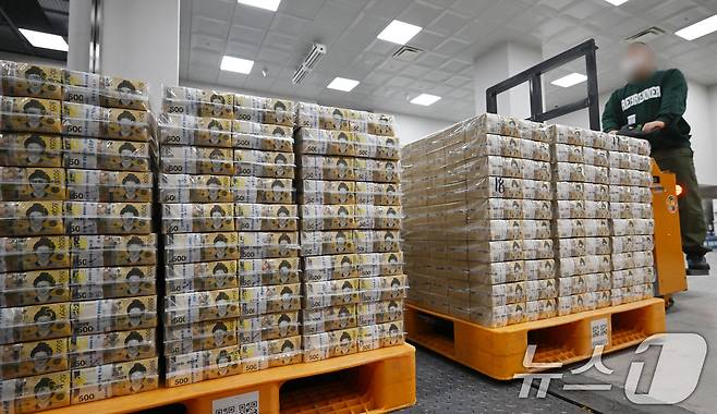 서울 중구 한국은행 본점에서 현금 운송업체 관계자들이 시중은행에 공급될 5만 원권 자금 방출 작업을 하고 있다. 뉴스1 ⓒ News1 사진공동취재단