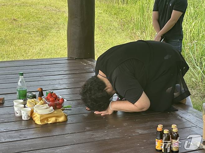 지난 19일 고 정창숙 씨(향년 23세)의 어머니 진옥자 씨가 삼풍백화점 잔해가 묻힌 난지도 노을공원을 찾아 딸을 향해 절을 하고 있다. ⓒ 뉴스1 강서연 기자