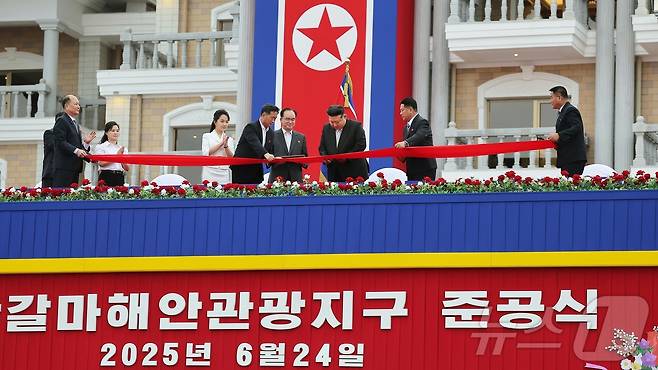 (평양 노동신문=뉴스1) = 북한 노동당 기관지 노동신문은 26일 "세계를 앞서나가려는 우리 인민의 애국적 열정을 배가해주는 긍지스럽고 고무적인 창조물인 원산갈마해안관광지구 준공식이 6월 24일에 성대히 진행됐다＂고 보도했다. [국내에서만 사용가능. 재배포 금지. DB 금지. For Use Only in the Republic of Korea. Redistribution Prohibited] rodongphoto@news1.kr