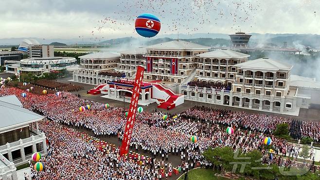 (평양 노동신문=뉴스1) = 북한 노동당 기관지 노동신문은 26일 "세계를 앞서나가려는 우리 인민의 애국적 열정을 배가해주는 긍지스럽고 고무적인 창조물인 원산갈마해안관광지구 준공식이 6월 24일에 성대히 진행됐다＂고 보도했다. [국내에서만 사용가능. 재배포 금지. DB 금지. For Use Only in the Republic of Korea. Redistribution Prohibited] rodongphoto@news1.kr