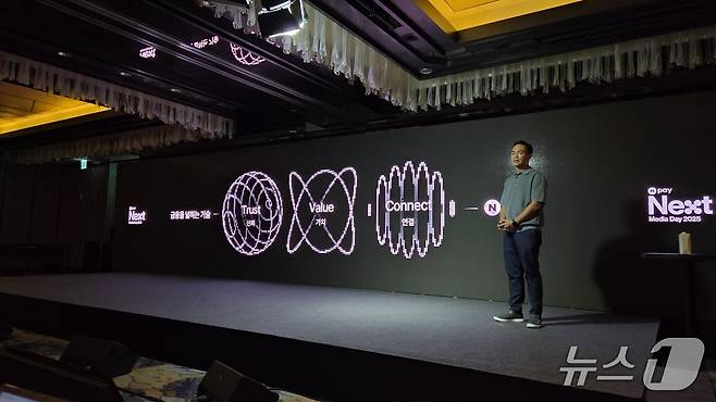 이승배 네이버페이(Npay) 부사장이 26일 서울 종로구 포시즌스호텔에서 열린 'Npay 미디어데이 2025'에서 발표를 하고 있다. ⓒ 뉴스1 손엄지 기자