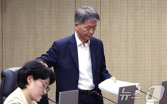 김용원 국가인권위원회 상임위원이 23일 서울 중구 국가인권위원회에서 열린 제 13차 전원위원회에 참석하고 있다. 2025.6.23/뉴스1 ⓒ News1 박지혜 기자