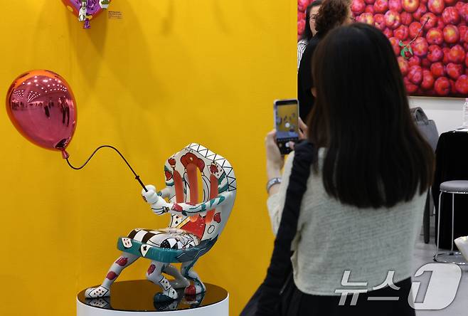 26일 오전 경기 수원시 영통구 수원컨벤션센터에서 열린 '2025 화랑미술제 in 수원'에서 다양한 회화, 조각, 미디어, 설치 등 미술작품들이 전시돼 있다. 2025.6.26/뉴스1 ⓒ News1 김영운 기자