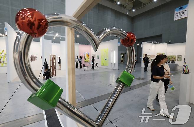 26일 오전 경기 수원시 영통구 수원컨벤션센터에서 열린 '2025 화랑미술제 in 수원'에서 다양한 회화, 조각, 미디어, 설치 등 미술작품들이 전시돼 있다. 2025.6.26/뉴스1 ⓒ News1 김영운 기자