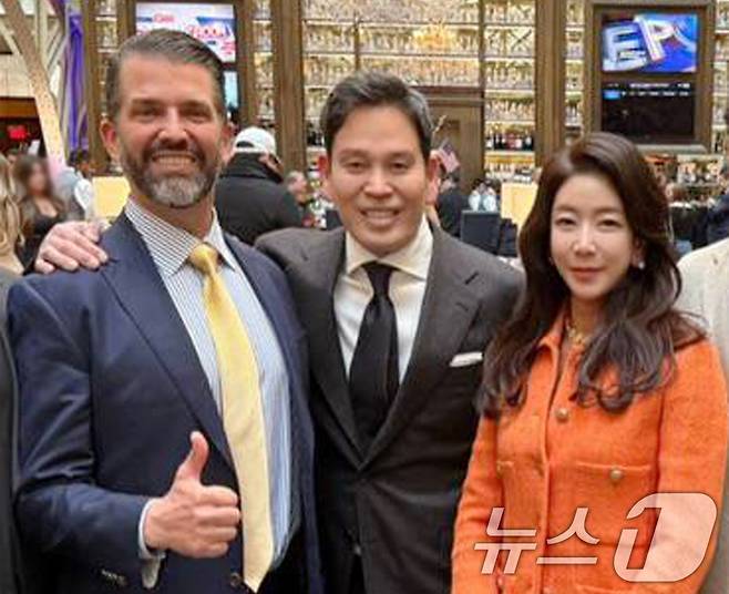 도널드 트럼프 대통령 취임식에 참석하기 위해 지난 18일(현지시간) 미국을 찾은 정용진 신세계그룹 회장과 부인 한지희 씨가 워싱턴에서 트럼프 주니어(왼쪽)와 기념촬영을 하고 있다. (신세계그룹 제공) 2025.1.21/뉴스1