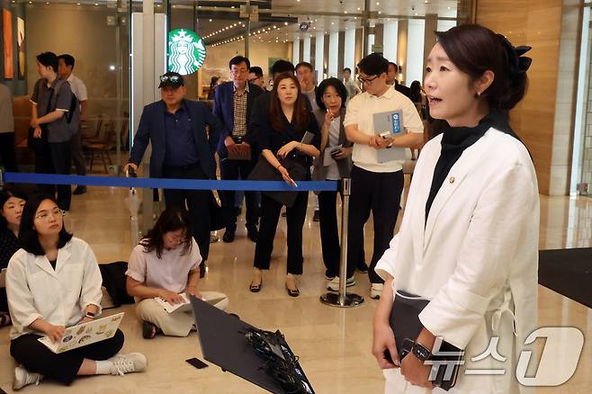 강선우 여성가족부 장관 후보자가 26일 오후 서울 종로구 이마빌딩에 마련된 인사청문회 사무실로 출근하며 소감을 밝히고 있다. 2025.6.26/뉴스1 ⓒ News1 황기선 기자