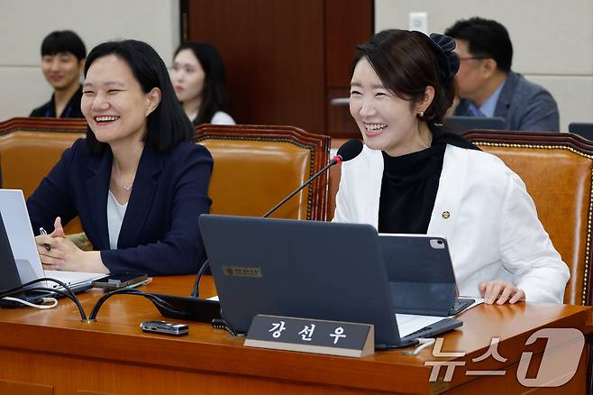 여성가족부 장관 후보자로 지명된 강선우 더불어민주당 간사가 26일 오전 서울 여의도 국회에서 열린 제426회국회(임시회) 보건복지위원회 제1차 전체회의에서 지명 소감을 밝히고 있다. 2025.6.26/뉴스1 ⓒ News1 안은나 기자